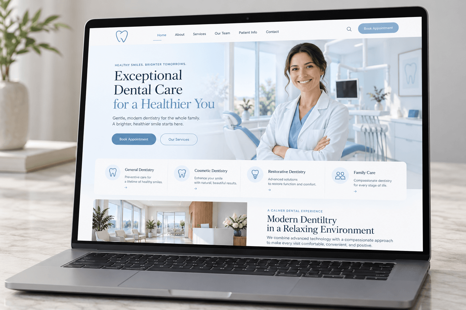 وب‌سایت کلینیک با طراحی روشن روی لپ‌تاپ
